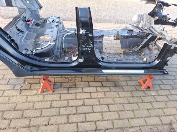 Skoda Octavia Scout jobb k�sz�b  foto
