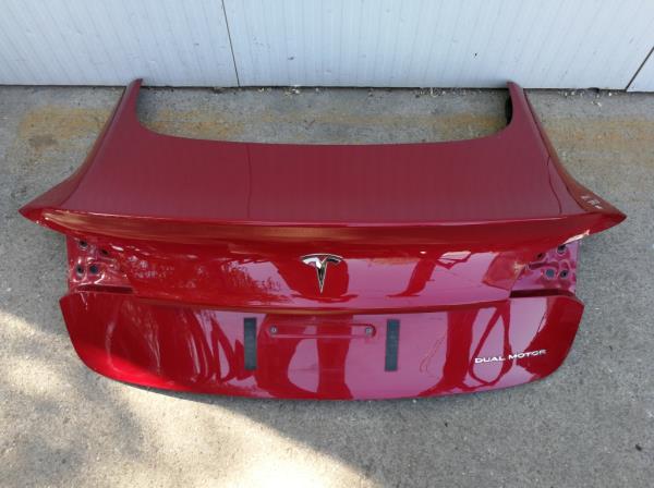 Tesla Model 3 csomagtrajt  foto