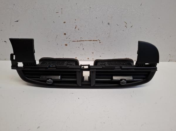Kia Picanto k�z�ps� m�szerfal szell�z� (G697420000) foto