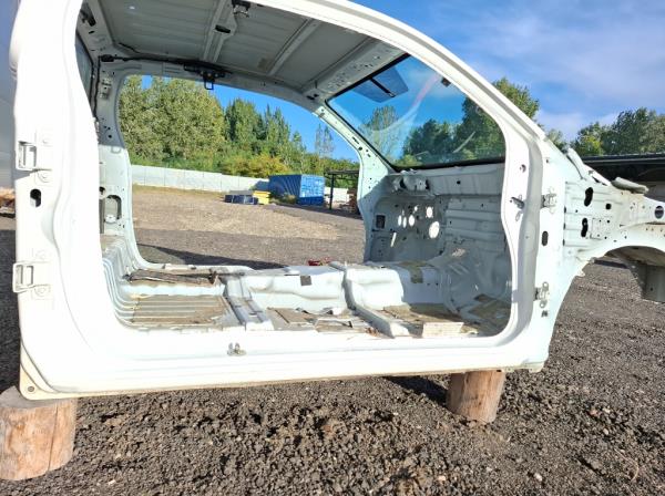 Nissan Navara jobb k�sz�b  foto