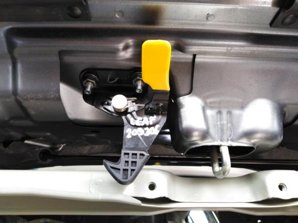 Nissan Leaf motorhztet biztonsgikamp  foto